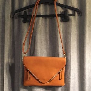 👜 NWOT Tan Crossbody Purse / Wristlet